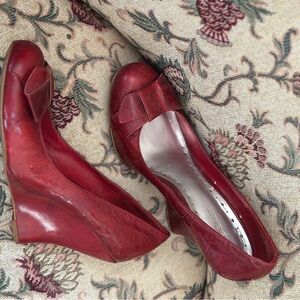 Used BCBG girls high Wedges bow front Round toe size 10 full Burgundy color